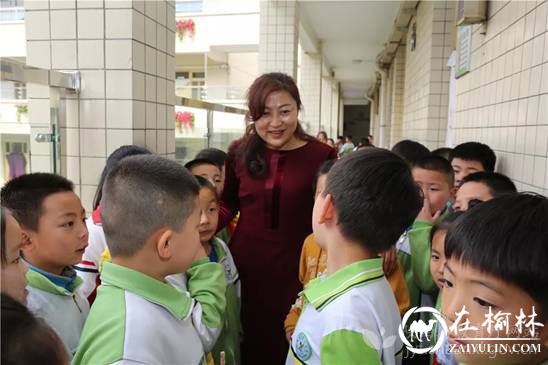 榆林市第一小学校长张建娥和孩子们在一起