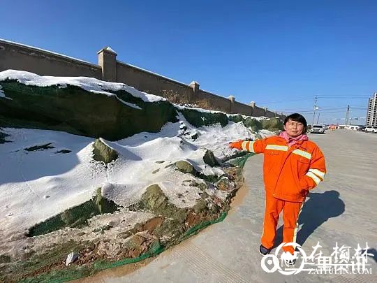 榆阳区两名孩子玩耍被沙土埋住，环卫工王荣荣紧急刨沙救人