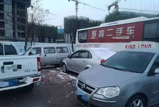 车子空地停了9天被4辆车包围,想开走得交300元?