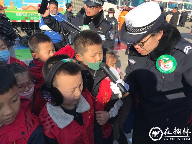 榆林春苗青少年服务中心联合交警支队绕城大队开展第九个全国交通安全日主题活动