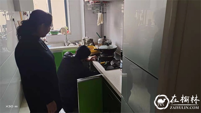 金沙路街道钟阳社区开展家庭天燃气安全检修“敲门行动”