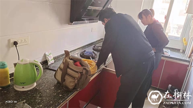 金沙路街道钟阳社区开展家庭天燃气安全检修“敲门行动”