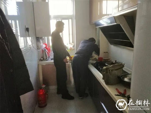 金沙路街道钟阳社区开展家庭天燃气安全检修“敲门行动”