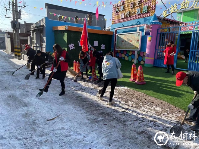  崇文办春苑社区党支部开展除雪撒盐便民行暖心志愿服务活动