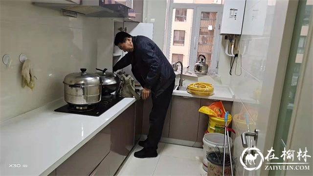 金沙路街道钟阳社区开展家庭天燃气安全检修“敲门行动”