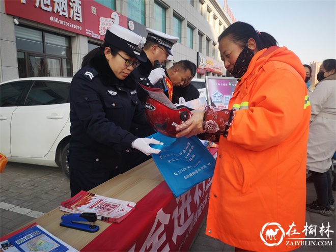 金沙路街道钟阳社区：文明交通进社区 送头盔话安全