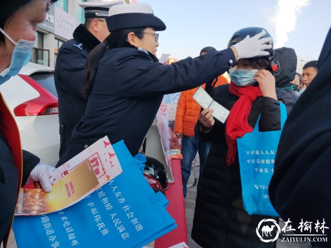 金沙路街道钟阳社区：文明交通进社区 送头盔话安全