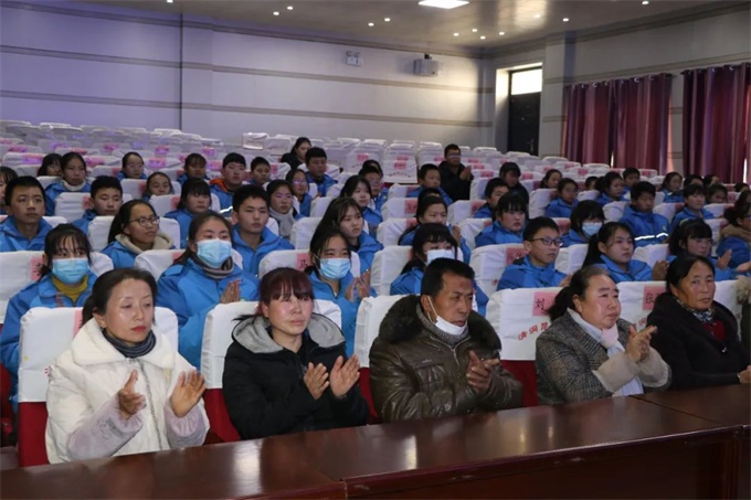 清涧县昆山中学开展了“助力贫困生、圆梦微心愿”活动