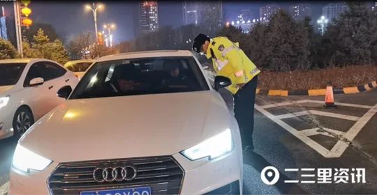 榆横交警夜查滥用远光灯，一晚查获30起，罚！