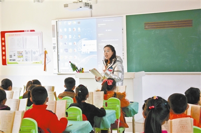 子洲一小语文老师常微带领学生们朗读课文。 通讯员 杜娜 摄