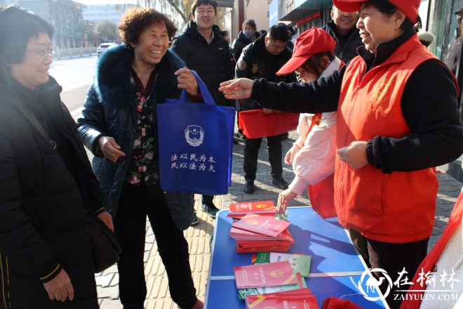 崇文办芹涧路社区组织开展宪法宣传“宪法进社区”活动