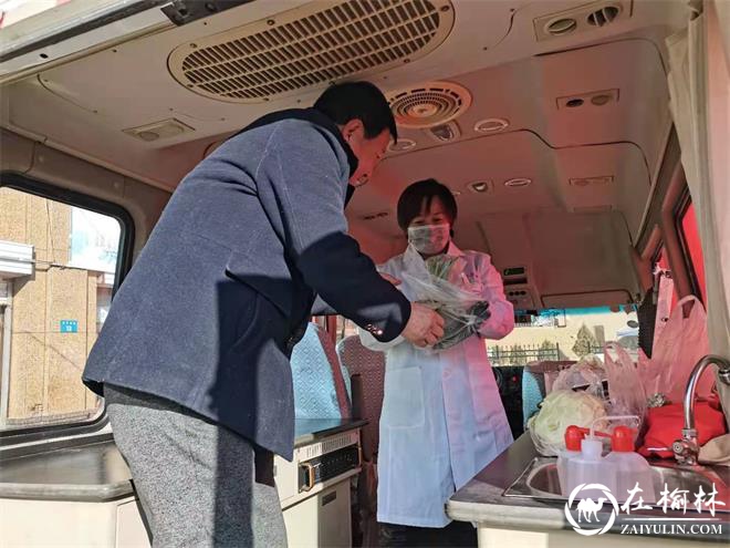 青山办福安社区开展“你指定，我检测”党员进社区服务活动