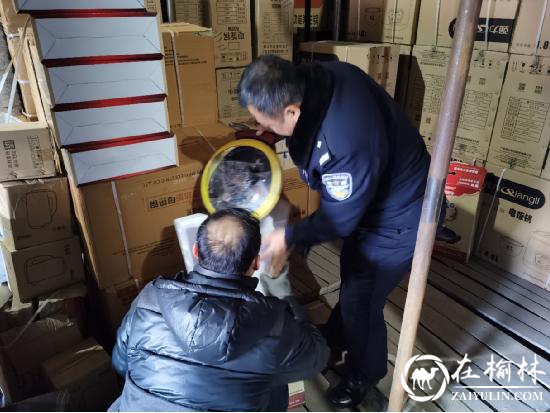 警方入户宣传反电诈,竟查获假冒伪劣电器300箱价值20余万元