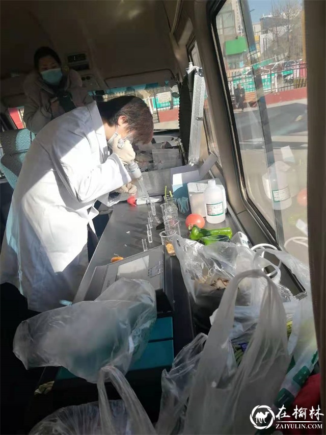 青山办福安社区开展“你指定，我检测”党员进社区服务活动