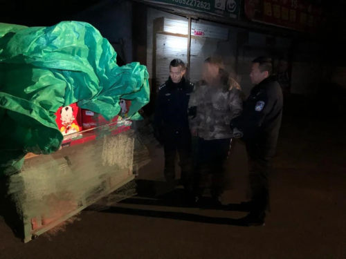 米脂县一男子非法运输烟花爆竹68箱被行政拘留15日