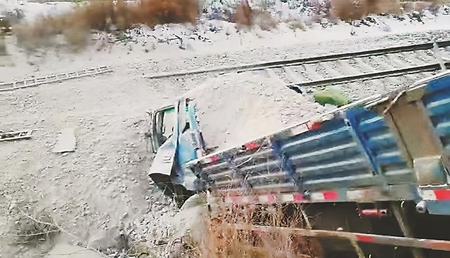 解人之危，便是纾己之困——货车翻车沙石掩埋铁轨，民警百米冲刺拦下火车