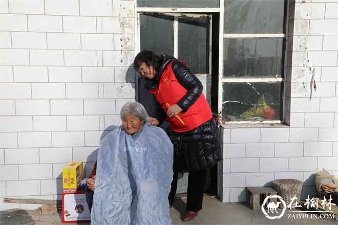 神木市志愿者深入大保当镇慰问孤寡老人,温情传递暖人心