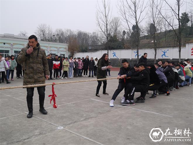汉中市西乡县隆基中学举行冬季拔河比赛活动