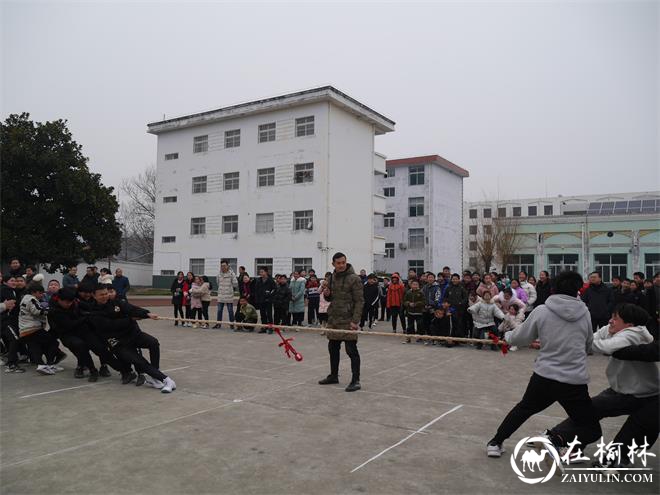 汉中市西乡县隆基中学举行冬季拔河比赛活动