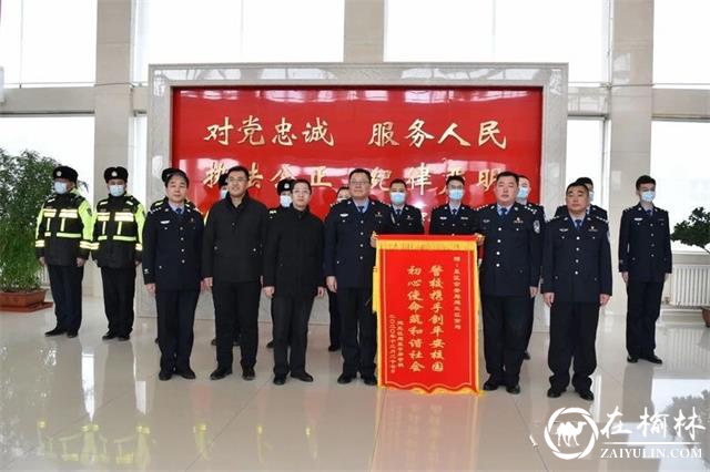 学生代表献礼首个中国人民警察节，感谢建三江公安多年暖心护学路