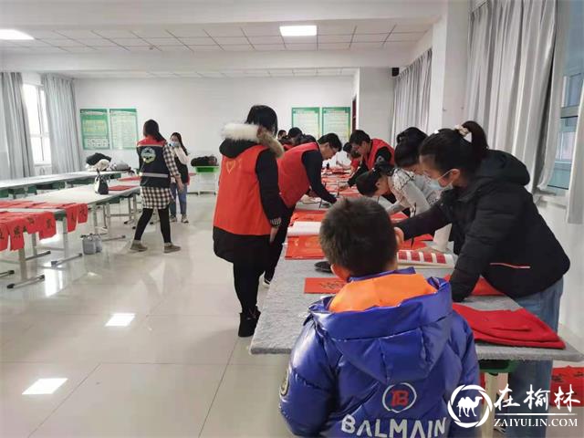 沙河路街道办阳光城社区联合“双报到”单位高新四小开展新春对联送福