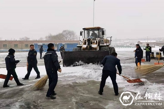 神木市境内普降大雪，碾房峁治超站及时除雪保畅通