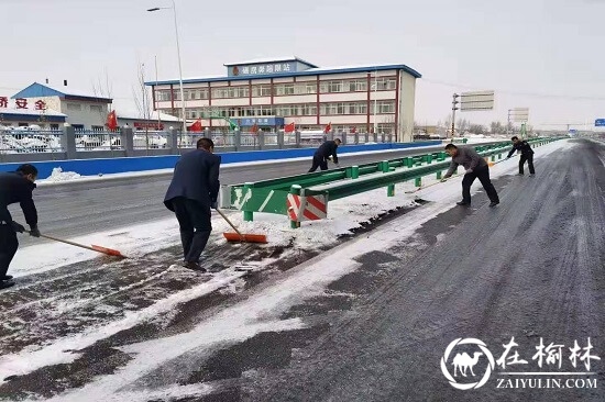 神木市境内普降大雪，碾房峁治超站及时除雪保畅通