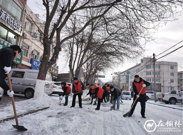 定边县广大党员干部职工走上街头清扫道路积雪