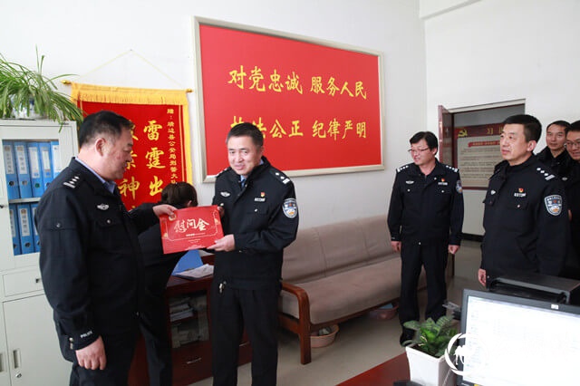 李学恩副县长春节前走访慰问基层所队和离退休老同志