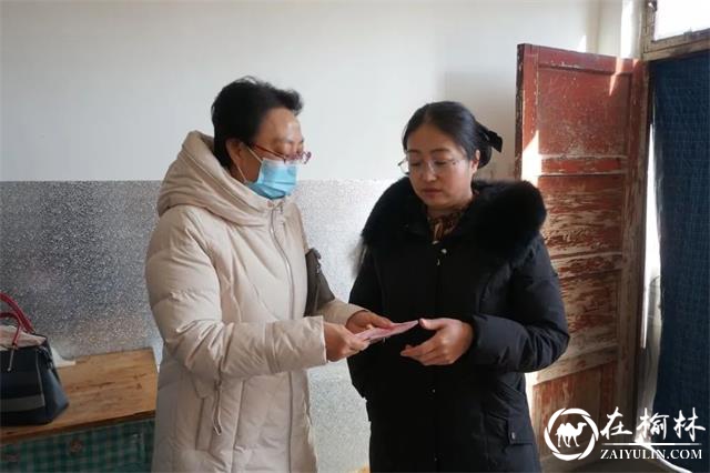 榆林市计生协会李晓晴一行慰问计生困难家庭