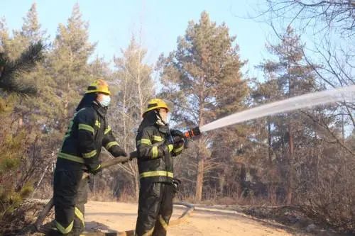 榆溪河特大桥桥底突发大火，过火面积800亩3个多小时成功扑灭