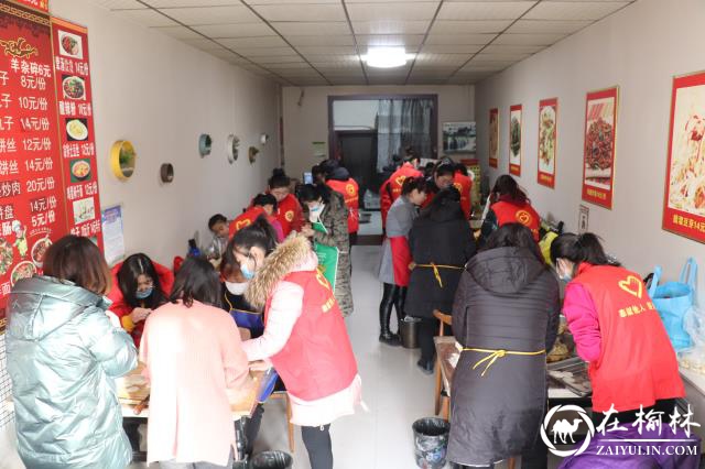 大家一起包饺子