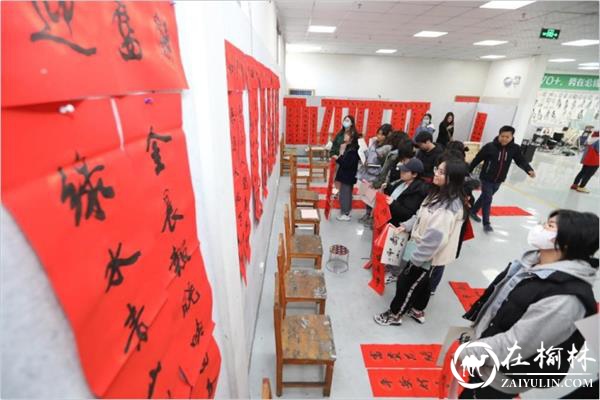 85岁教授为陕西美术高中的高三学子写春联，学生称舍不得贴要裱起来