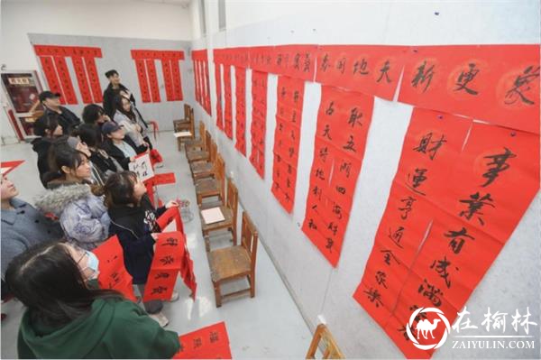 85岁教授为陕西美术高中的高三学子写春联，学生称舍不得贴要裱起来