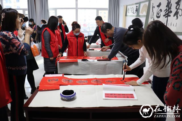 沙河路街道办阳光城社区开展“疫情无情人有情 翰墨飘香送祝福”义务写春联活动