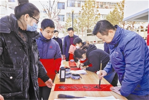 1月31日，榆阳区明珠路街道办事处长兴路社区组织书法爱好者为居民义务写春联。记者 庄晨阳 摄