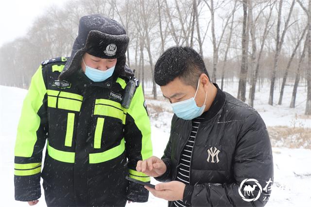黑龙江省双鸭山市友谊县公安交警大队抗风雪保畅通