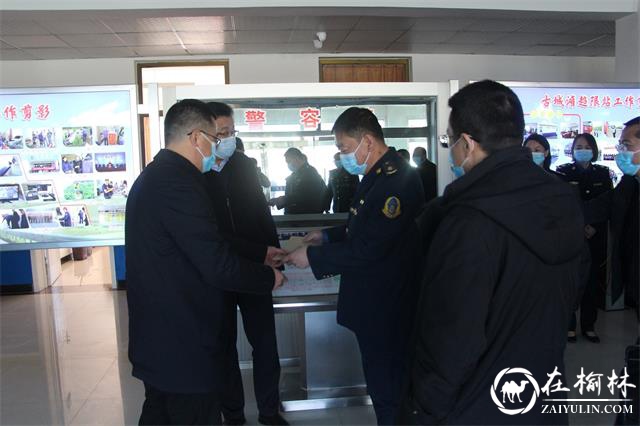 榆林市交通运输局局长安欣、榆林市公路局局长马润前深入基层慰问一线治超人员