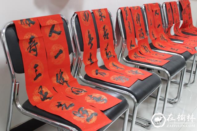 榆阳区崇文路街道办开展“迎新年、写春联、送祝福”活动