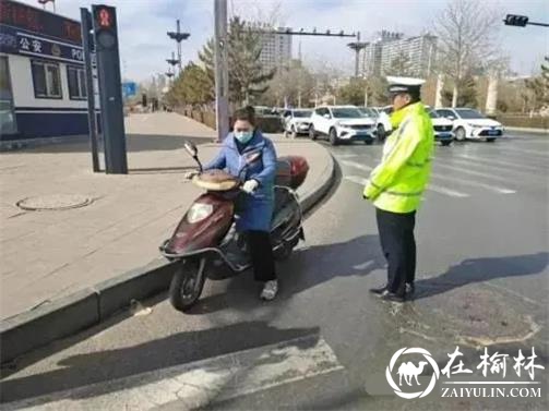 榆林交警严查骑行不佩戴头盔，3小时查处40起