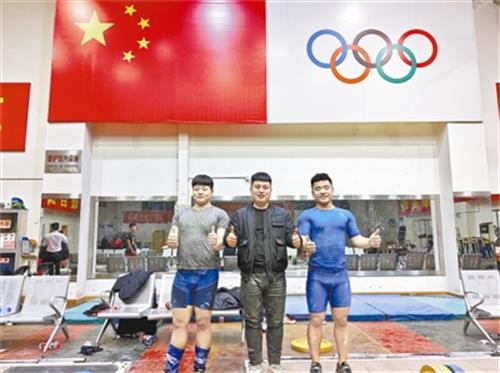 拓亚宁（中）在训练场为队员们鼓劲加油。 刘红 摄