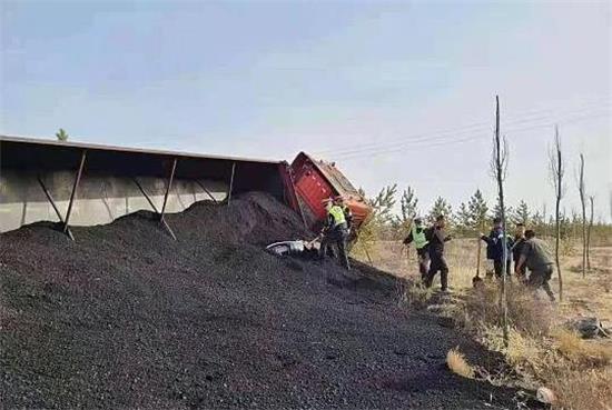 榆林拉煤大货车接连两天发生事故，小车掩埋上演生死救援
