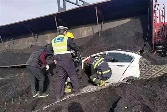 榆林拉煤大货车接连两天发生事故，小车掩埋上演生死救援