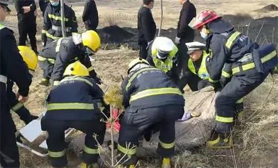榆林拉煤大货车接连两天发生事故，小车掩埋上演生死救援