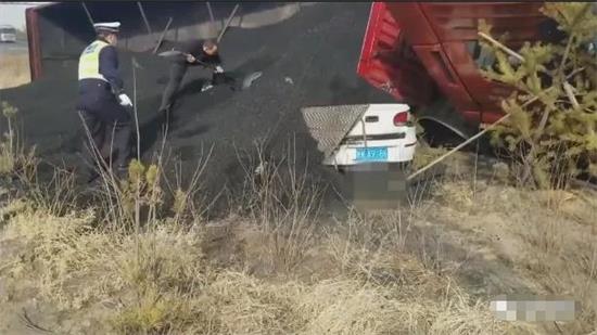 榆林拉煤大货车接连两天发生事故，小车掩埋上演生死救援