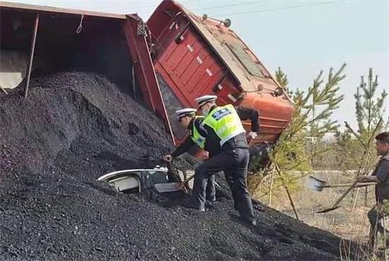 榆林拉煤大货车接连两天发生事故，小车掩埋上演生死救援