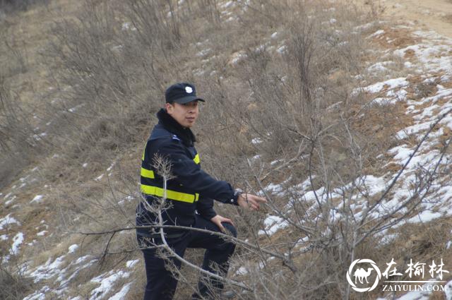 范文俊雪后上山进行线路巡查