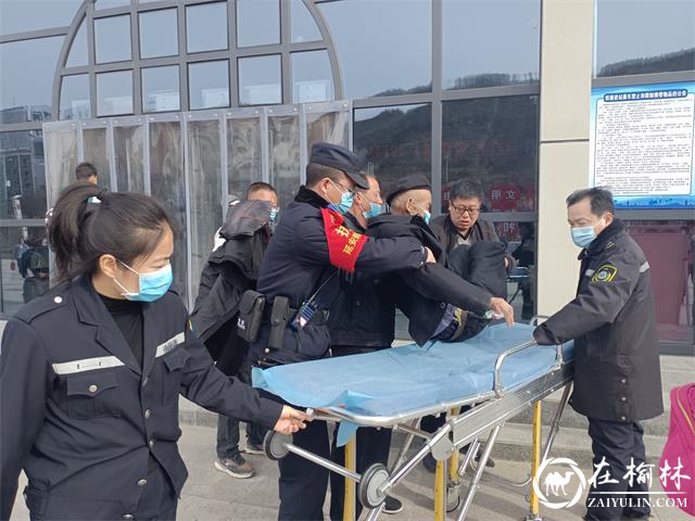 七旬老人险晕倒，延安铁警急救助