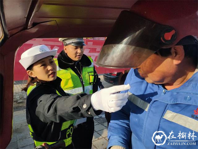 靖边交警节后走上街头送交通安全“大礼包”