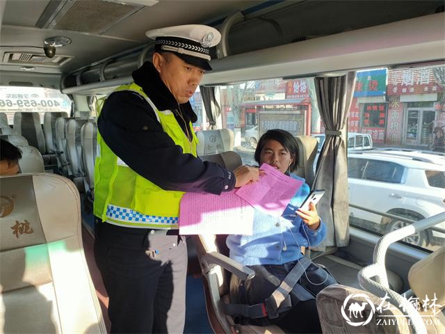 靖边交警节后走上街头送交通安全“大礼包”